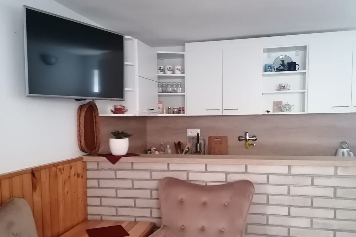 Spoločenská miestnosť s televízorom