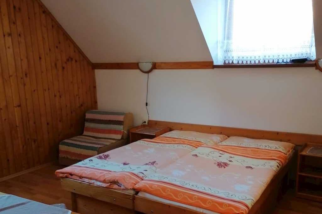 Apartmán č. 1 — posedenie pri posteli