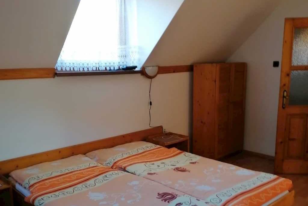 Apartmán č. 2 — spálňa s manželskou posteľou