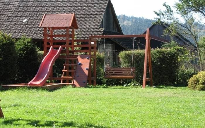Plac zabaw ze zjeżdżalnią i huśtawką