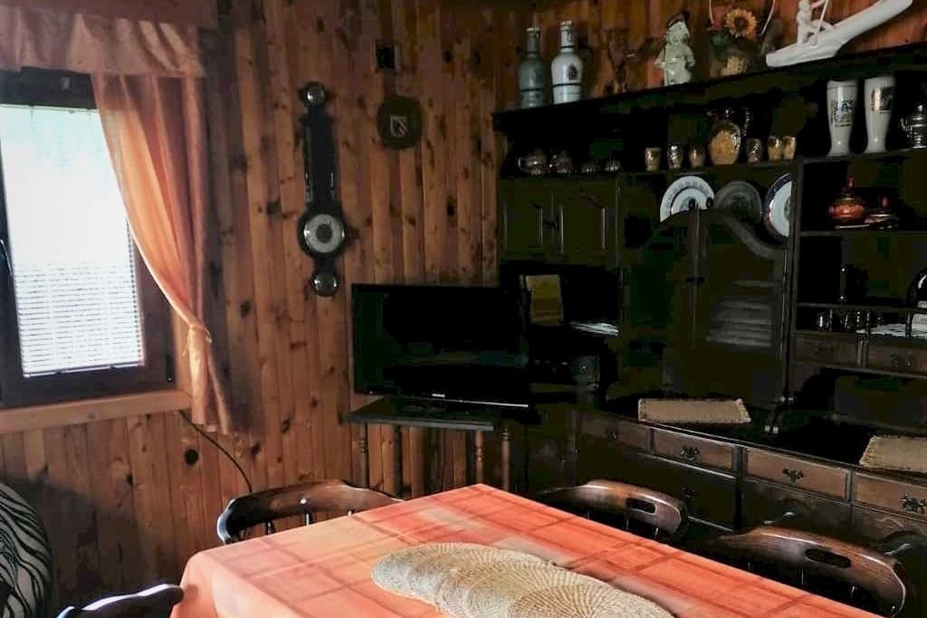 Jedálenský stôl a televízor v chate