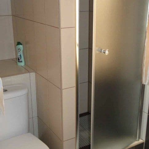 Sprchový kút a WC